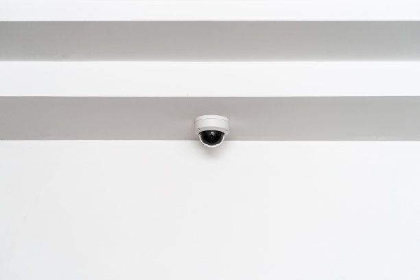 闭路电视摄像头安装在建筑内部的天花板和墙壁上，用于监控和运行该区域的安全系统控制。图片下载