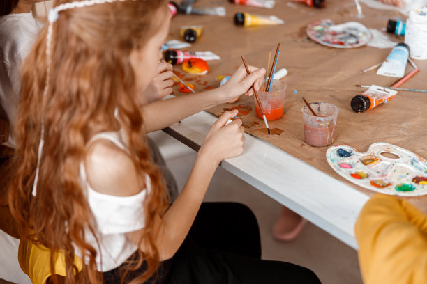 女学生在学校学习用水彩画图片下载