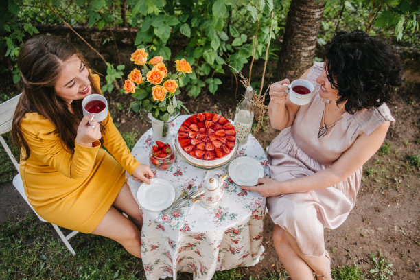 两个拿着茶杯的女人图片下载