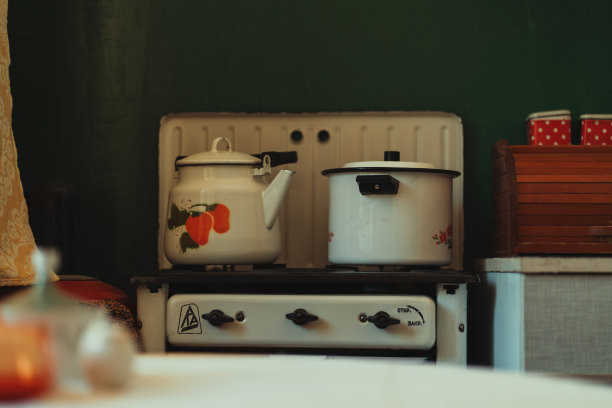 旧水壶和平底锅放在瓷砖上图片下载