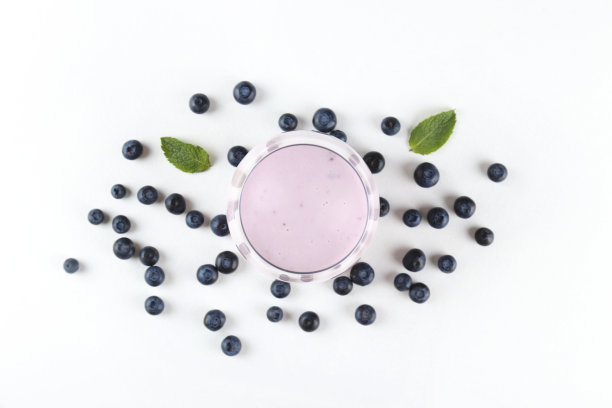 桌上有蓝莓奶昔。图片下载