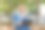 年轻女学生正在公园里用笔记本电脑工作。图片下载