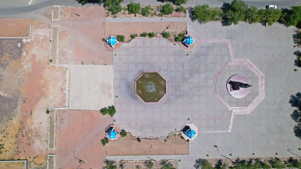 无人机在一个小镇的广场上拍摄图片下载