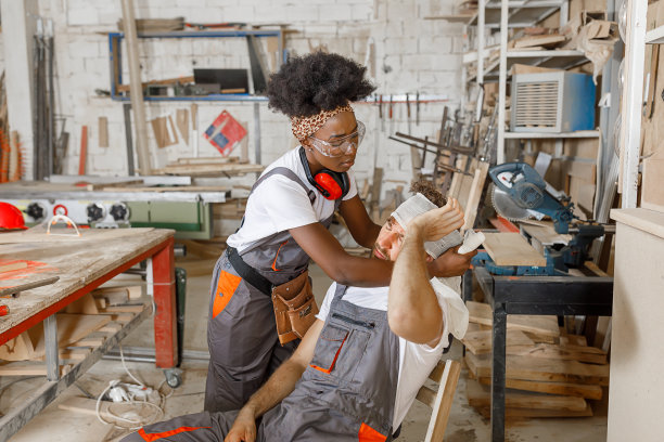 木工车间的事故。图片下载