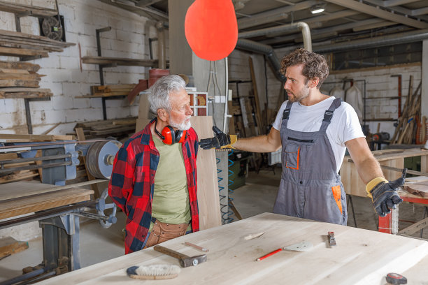 两个木匠在认真地争论木工工程。图片下载