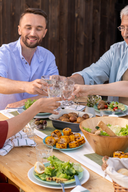 人们庆祝生日图片下载