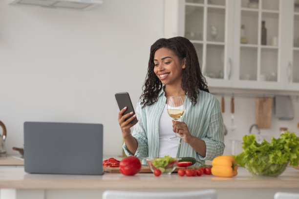 社交距离、covid-19隔离、在线电话、在家放松和远程晚餐图片下载