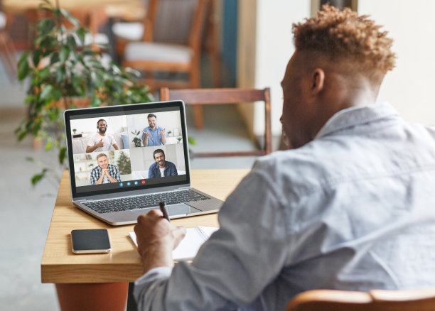 共同工作场所，远程在线交流，远程会议的现代设备图片下载