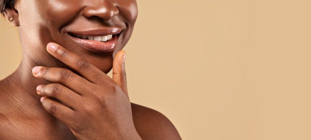 美容护理。镜头微笑黑人女性完美的皮肤图片下载