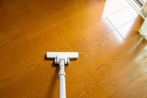 用吸尘器打扫房间的地板图片下载