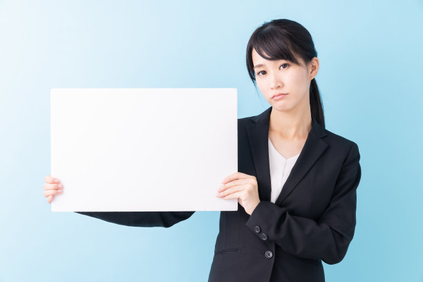 有魅力的亚洲女人拿着空白的白板，想着，图片下载