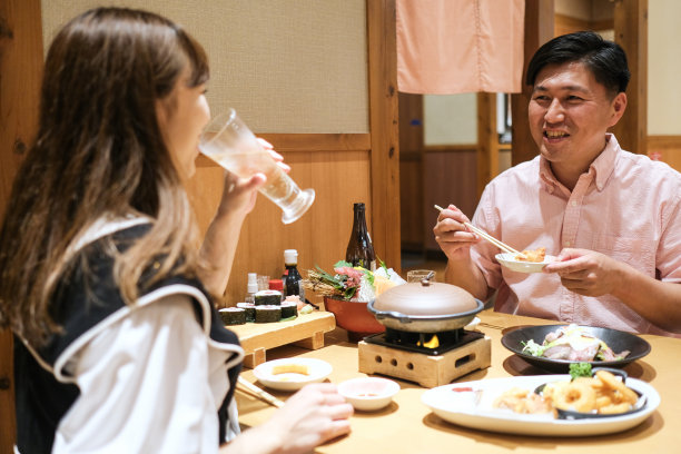 中年亚洲情侣在日本餐厅约会图片下载