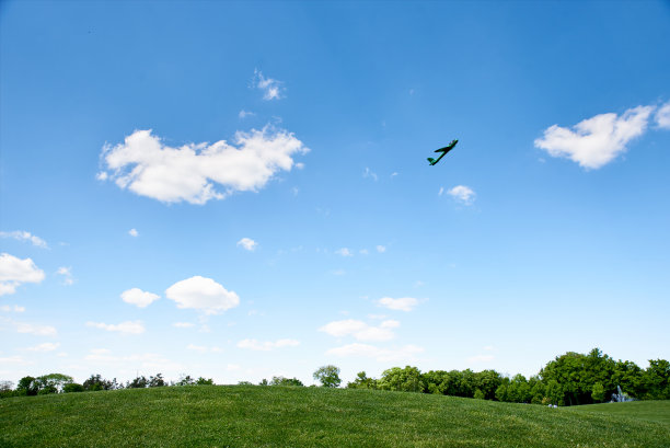 玩具飞机滑翔机飞上天空，在夏天的公园里图片下载