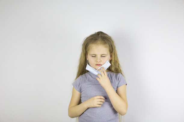 孩子摘下医用口罩。预防流感图片下载