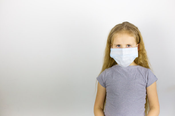 悲伤的孩子戴着医用防护面具图片下载