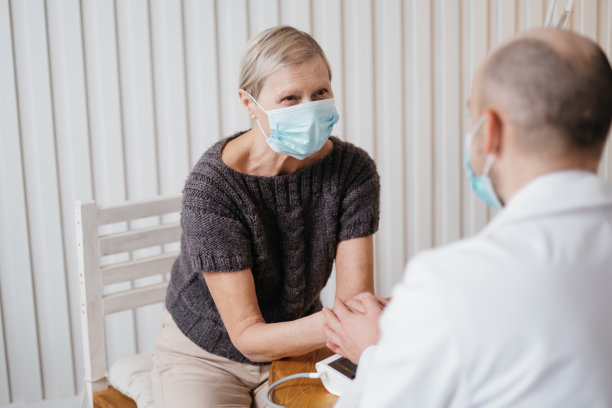 在探望期间，医生使激动的病人平静下来图片下载