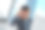 一个英俊的年轻商人独自坐在办公室里，在使用他的电脑时感到压力图片下载