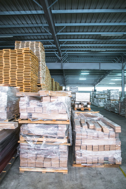 仓库里一个接一个堆放的木箱子图片下载