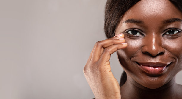护肤概念。美丽的黑人女性与光滑的皮肤触摸脸的特写图片下载