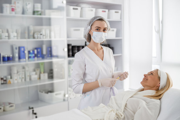 概念照片处理妇女由美容师收紧和平滑皱纹的脸上皮肤图片下载