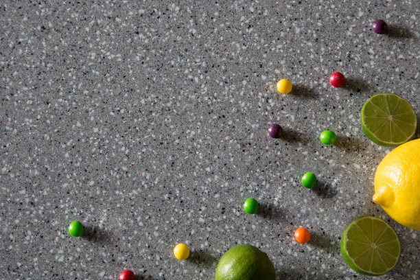 加糖果和柑橘的亚克力石板图片下载