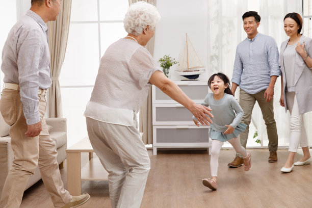 一家三口回家探亲图片下载