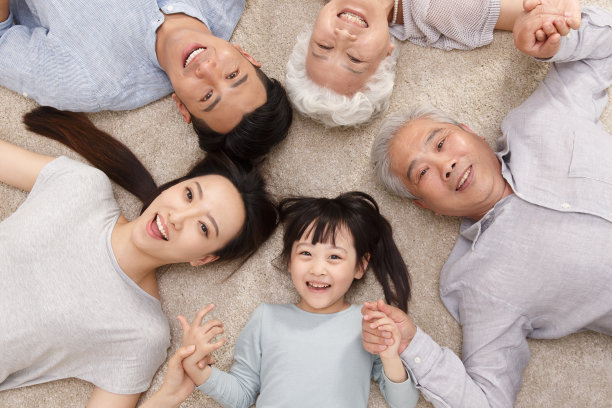快乐家庭躺在地上图片下载