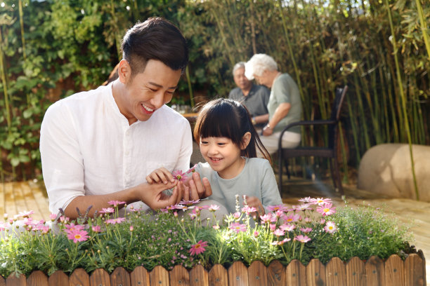 幸福家庭在庭院里图片下载