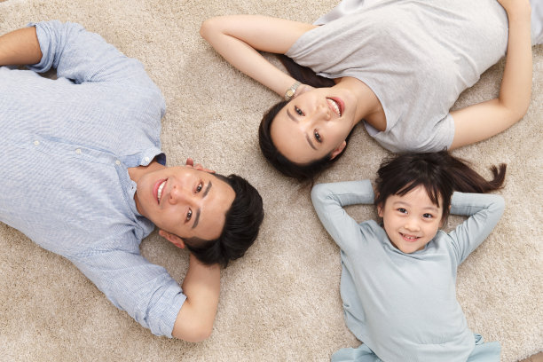 快乐家庭躺在地上图片下载