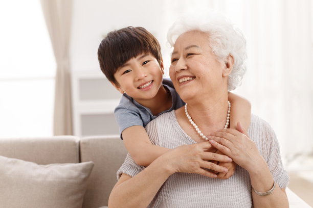 可爱的小男孩和祖母在客厅图片下载