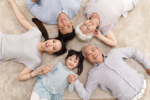 快乐家庭躺在地上图片下载
