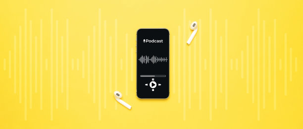 播客图标。配有麦克风、声音耳机、移动智能手机屏幕上的播客应用的音频设备。收音机录音声音黄色背景。广播媒体音乐概念。图片下载