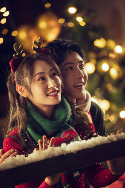 幸福情侣看向窗外图片下载