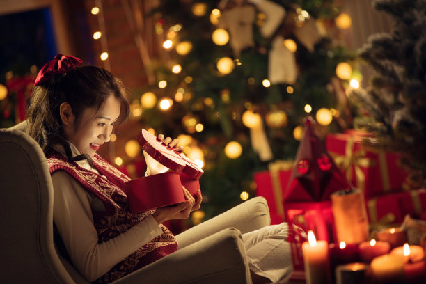 打开礼物的快乐青年女人图片下载