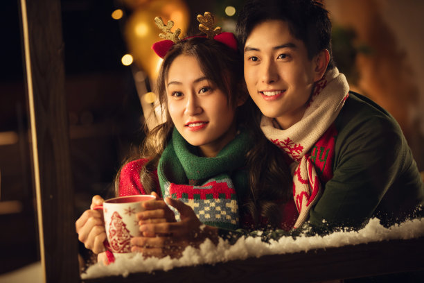 幸福情侣看向窗外图片下载