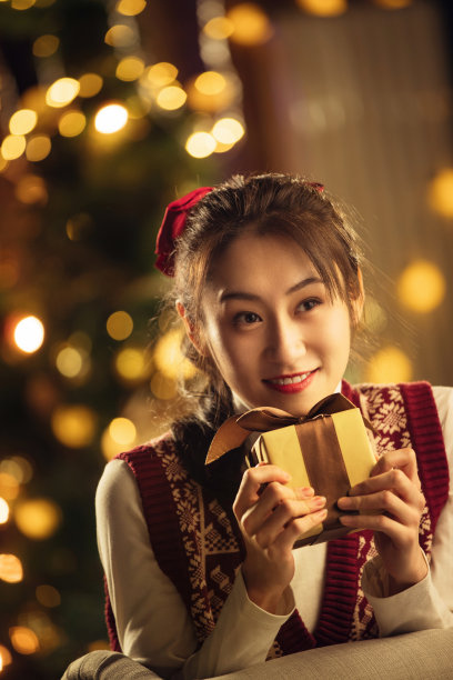 收到礼物的青年女人图片下载