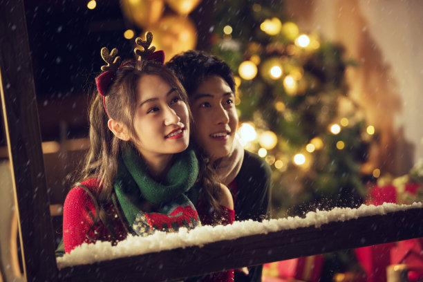 幸福情侣看向窗外图片下载