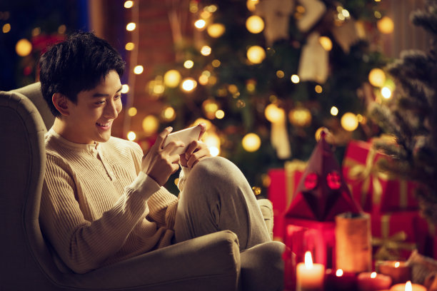 青年男人在家使用手机图片下载