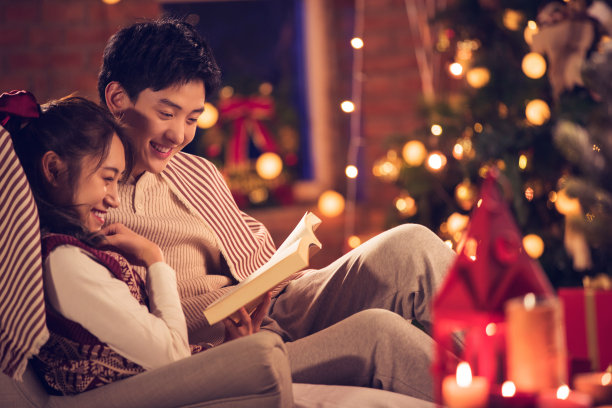 幸福的青年情侣在家看书图片下载