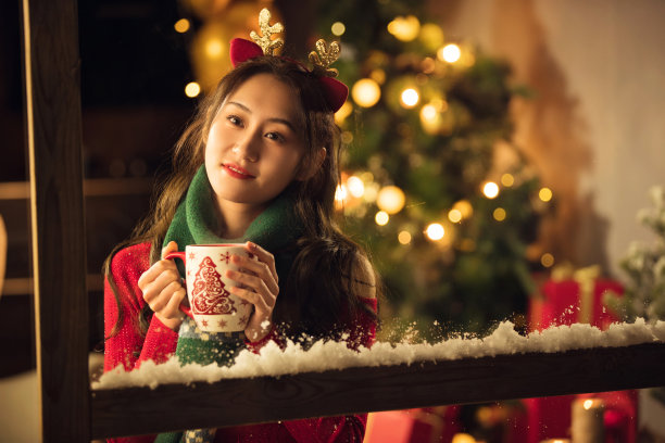 漂亮的青年女人看向窗外图片下载