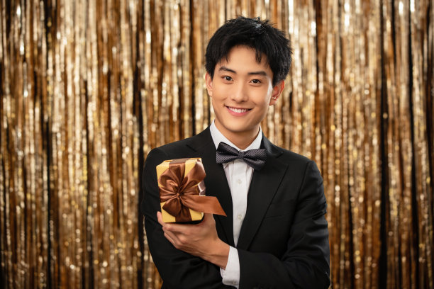 帅气的青年男人拿着礼物图片下载