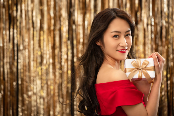 时尚自信的青年女人拿着礼物图片下载