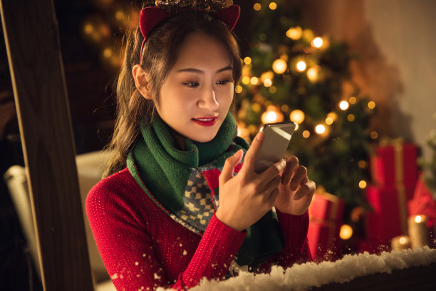 漂亮可爱的年轻女孩在家使用手机图片下载