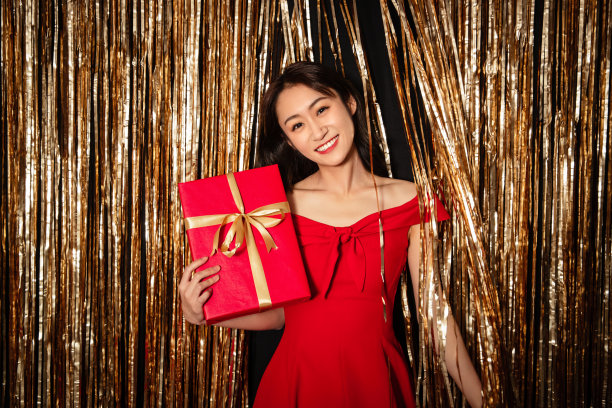 时尚自信的青年女人拿着礼物图片下载