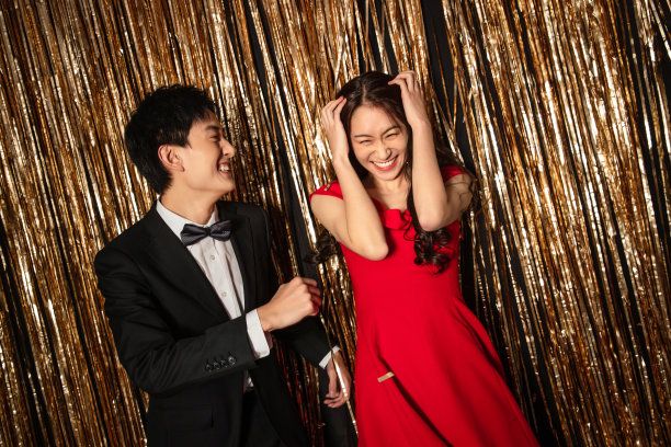 快乐嬉戏的幸福年轻情侣图片下载