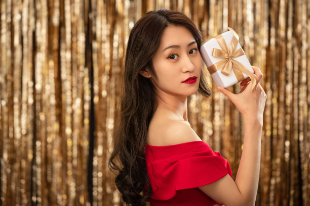 时尚自信的青年女人拿着礼物图片下载