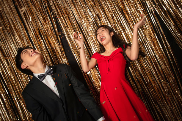 快乐嬉戏的幸福年轻情侣图片下载