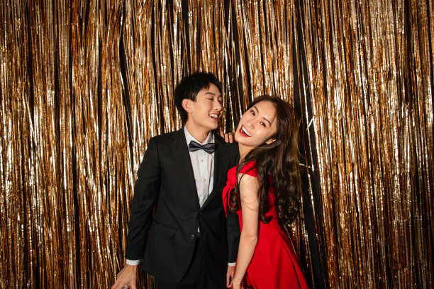 快乐嬉戏的幸福年轻情侣图片下载