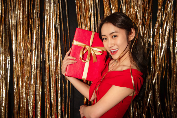 时尚自信的青年女人拿着礼物图片下载