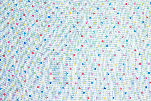 带有彩色小圆点的白色织物。用于设计的织物背景和纹理图片下载